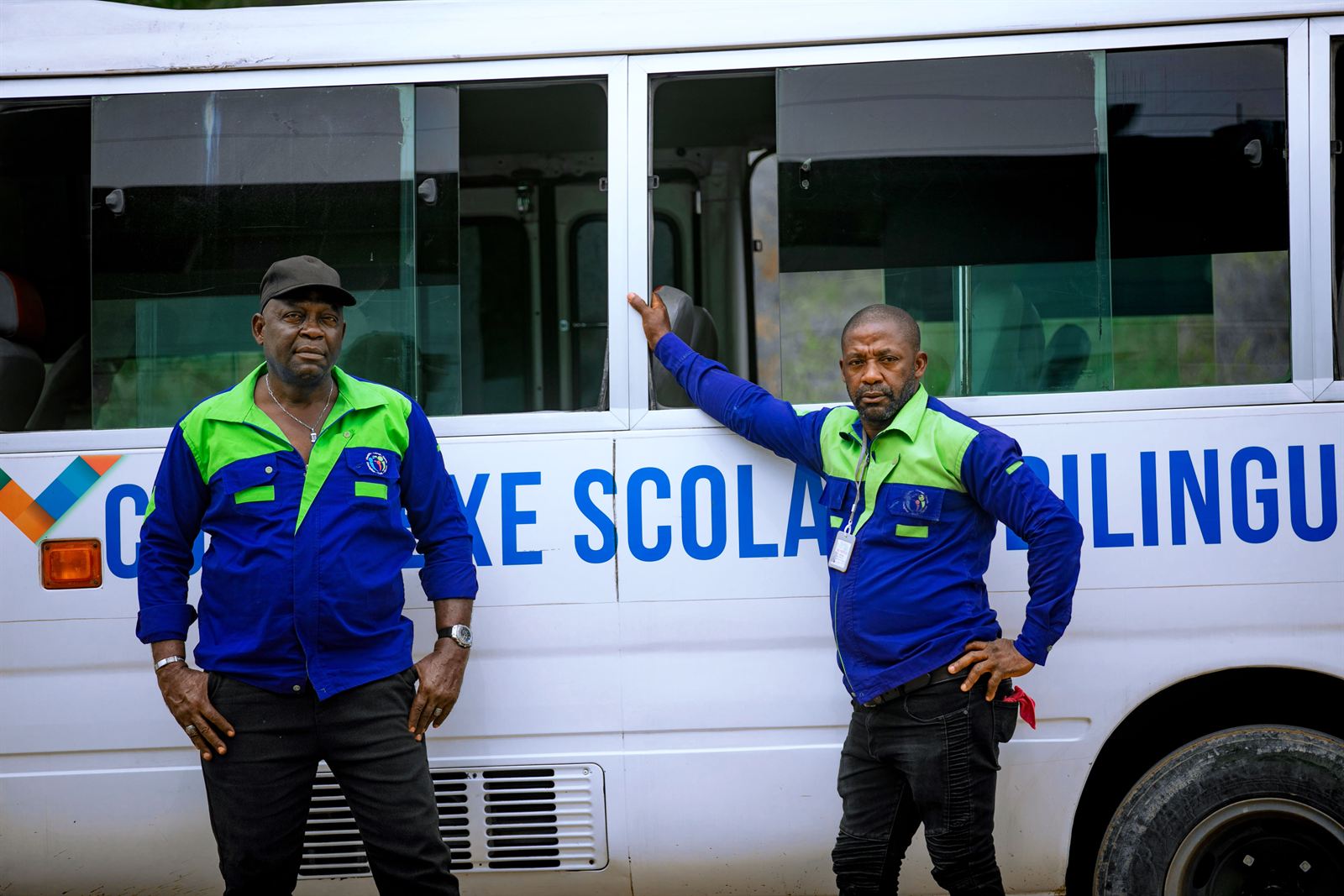 Bus scolaire du Complexe Scolaire Bilingue Le Québécois avec deux chauffeurs